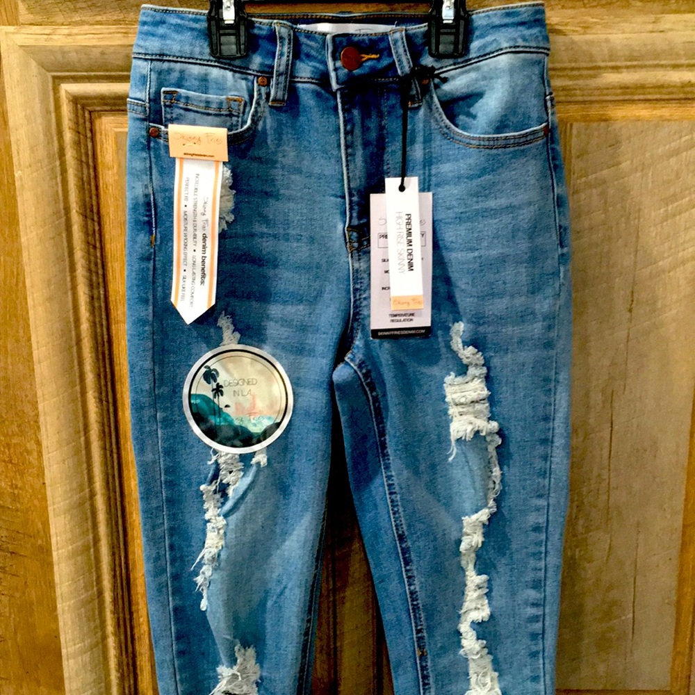 New With Tags Premium Distressed Denim Blue Jeans